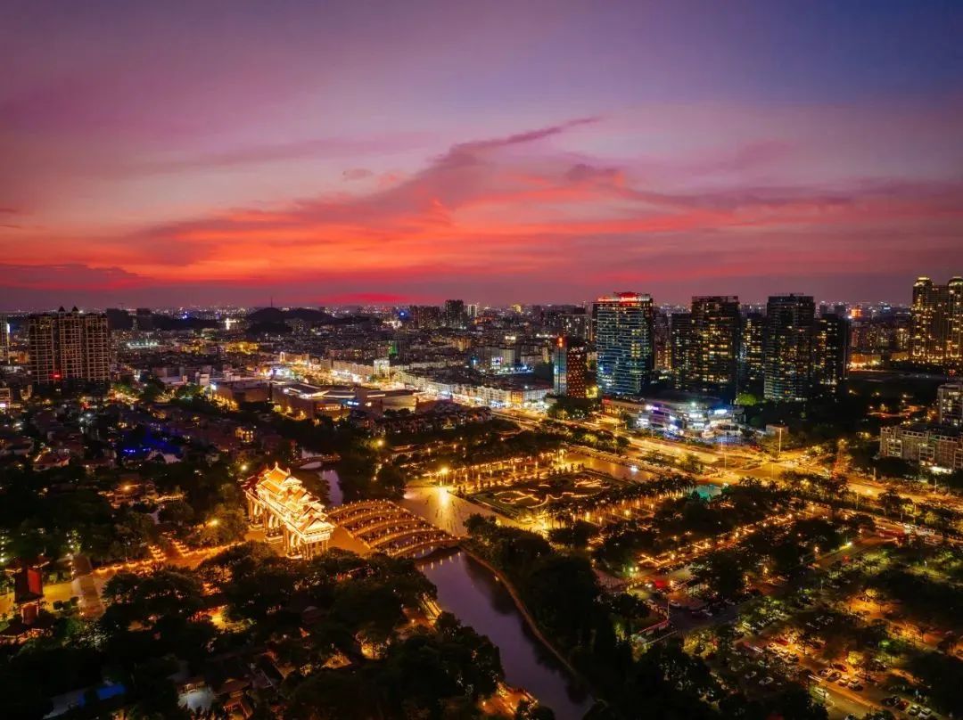 晚霞和城市亮起的灯光交相辉映.杨星星/摄