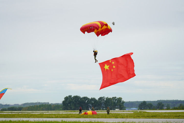 8月26日,在空军航空开放活动暨长春航空展上,八一跳伞队进行跳伞
