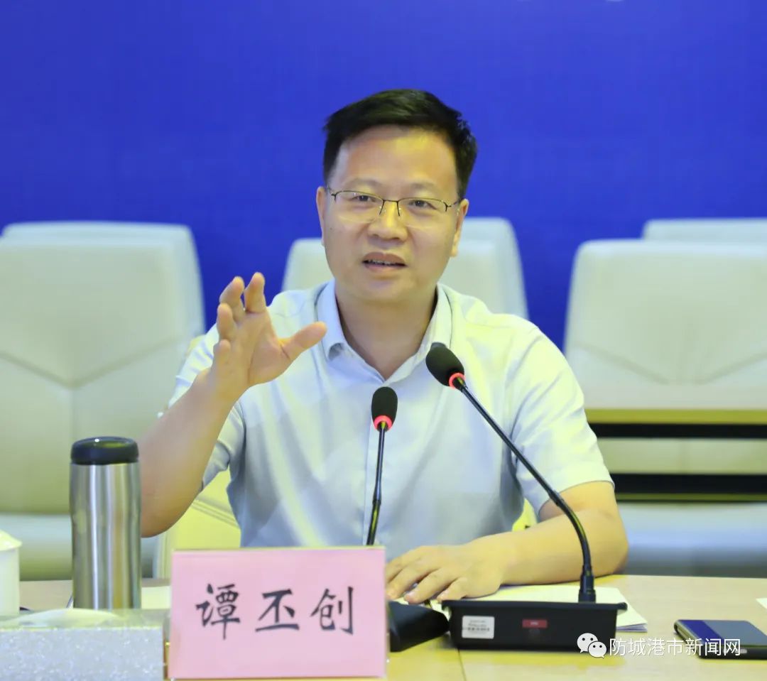 Tan Pichuang, Secretary of the Fangchenggang Municipal Party Committee and Commander of the Municipal Epidemic Prevention and Control Headquarters, presided over the meeting and delivered a speech.Photo by Wei Rong, an all-media reporter of Fangchenggang Daily