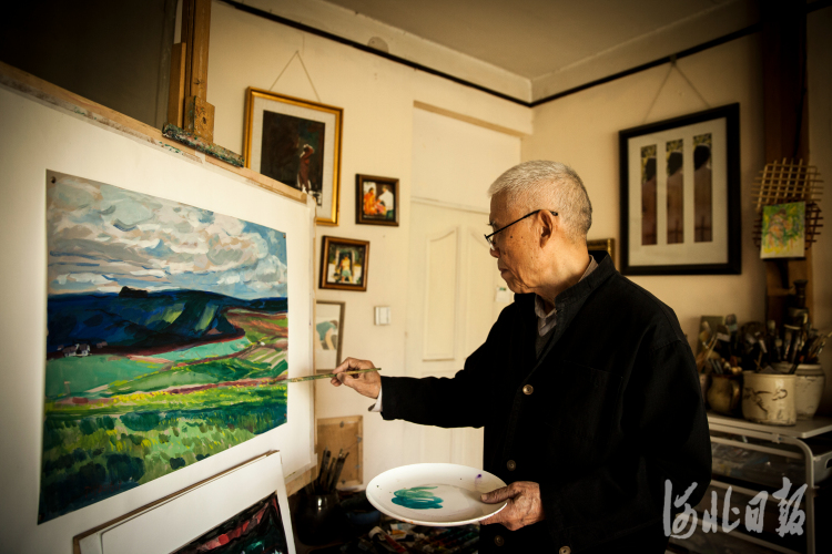 创作中的铁扬先生.受访者供图