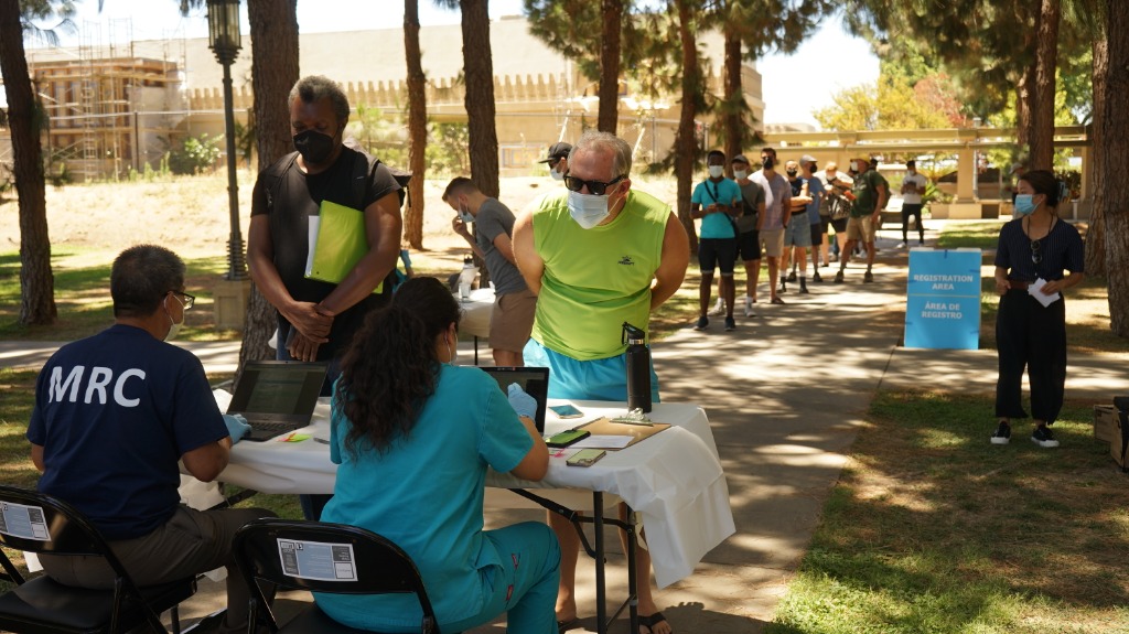 8月11日，人们在美国洛杉矶一处猴痘疫苗接种点排队接种。新华社发（曾慧摄）