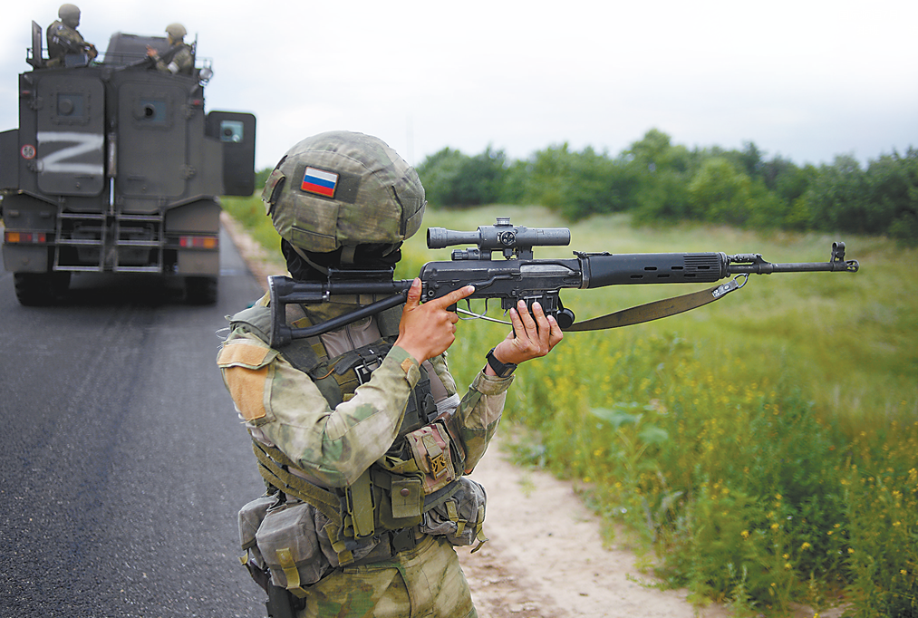 今年6月,一名俄罗斯士兵在乌克兰南部地区执行任务(视觉中国)