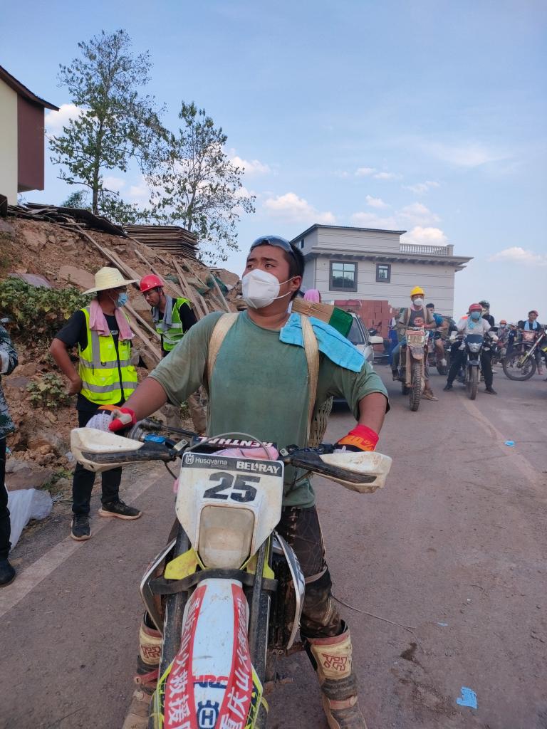摩托车骑手志愿者运送救援物资。新华社记者李松 摄
