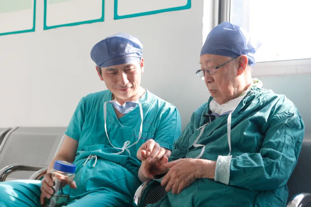 吴孟超院士,周伟平教授手术后交流