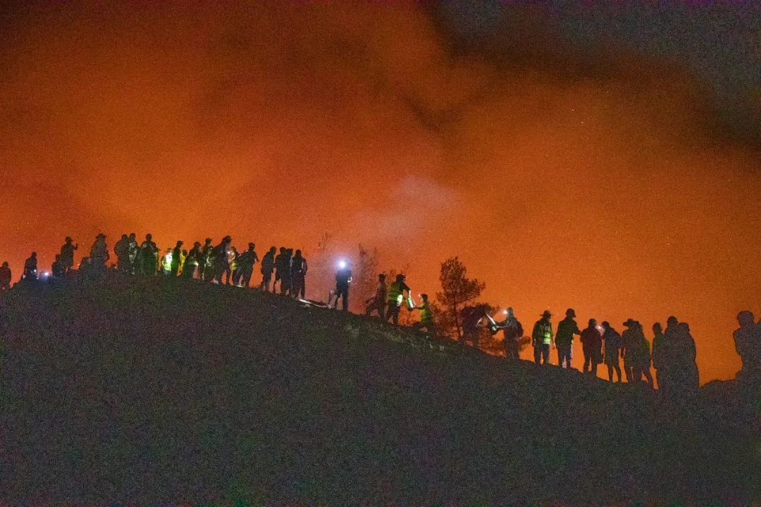 8月25日晚,在重庆市北碚区缙云山,现场救援人员坚守在火场一线灭火.