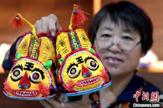 赵艳玲展示虎头鞋. 崔佳栋 摄