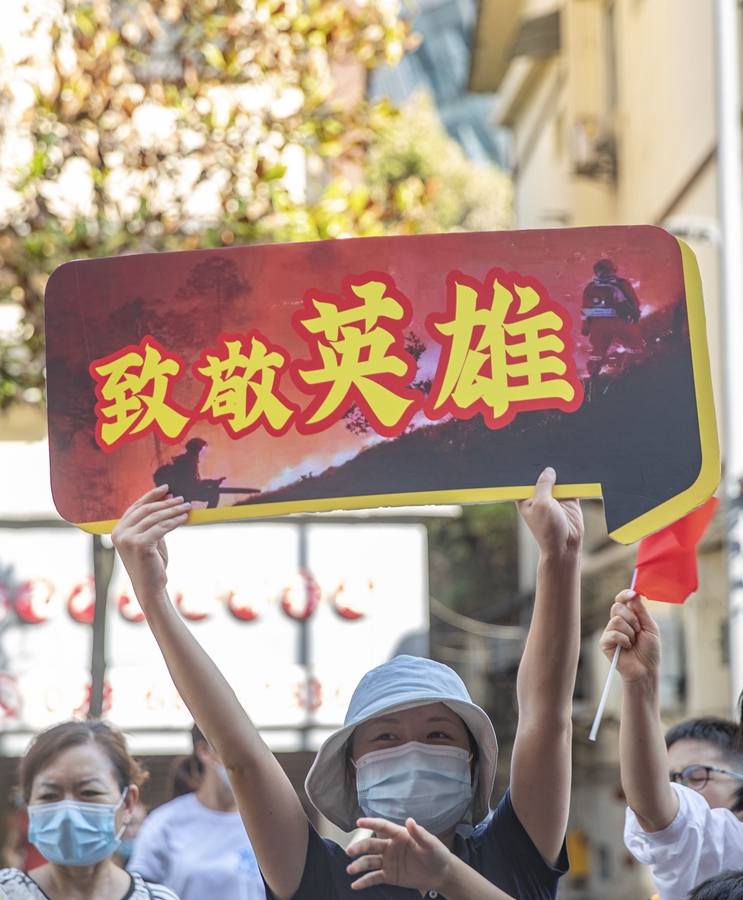 8月28日，在重庆市北碚区，群众自发来到道路两旁欢送森林消防队员。 新华社记者黄伟 摄