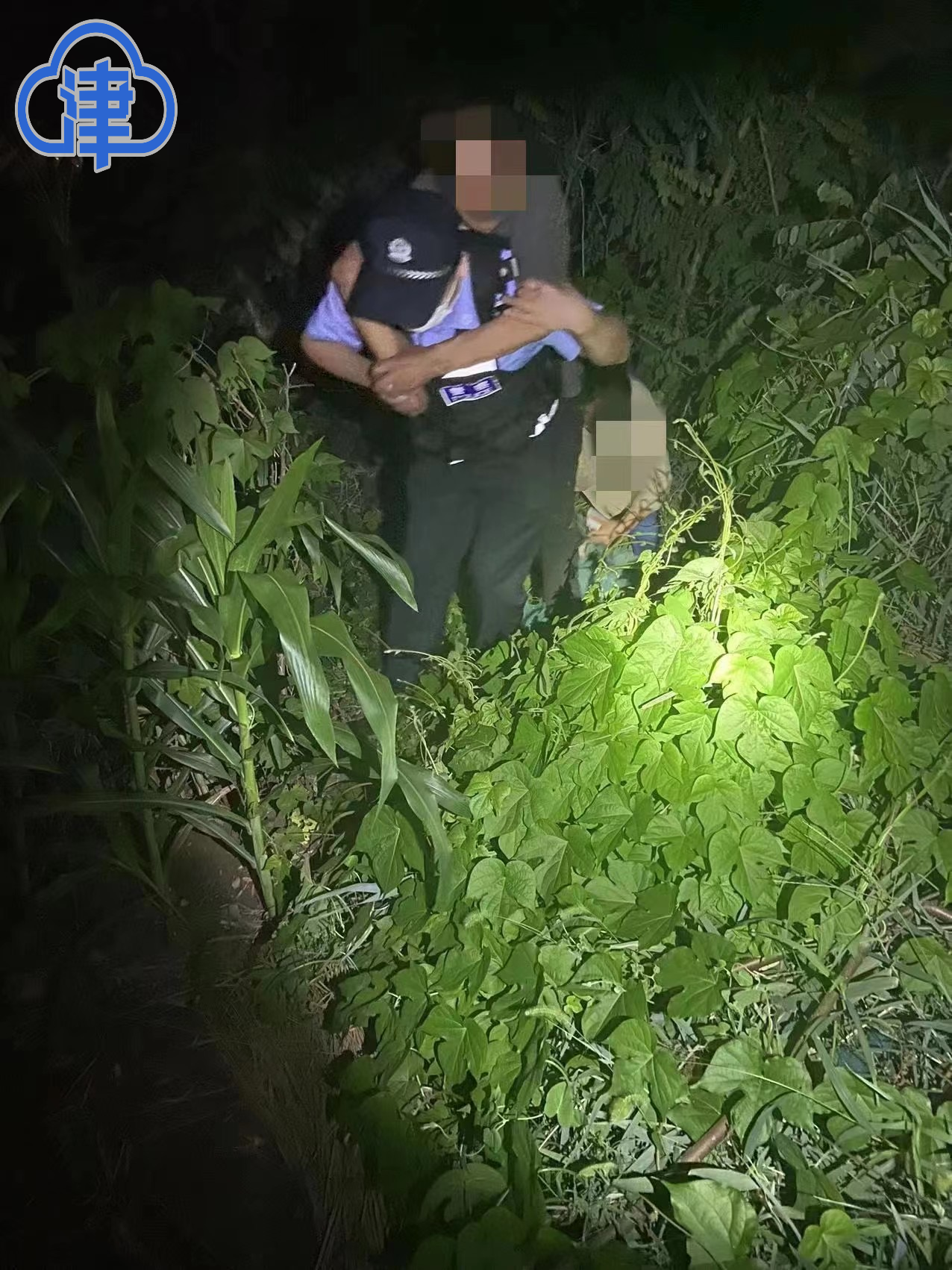 “您上来，我背您回家！” 滨海民警深夜救助走失老人