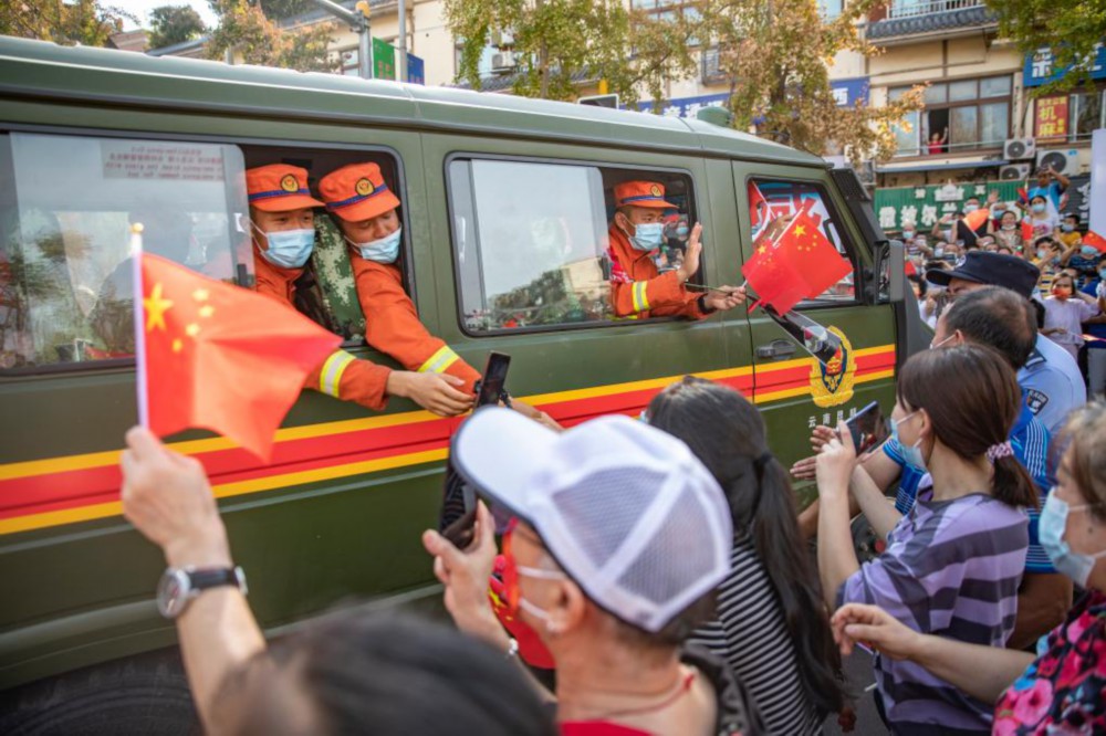 8月28日，在重庆市北碚区，群众自发欢送森林消防队员。新华社记者黄伟 摄