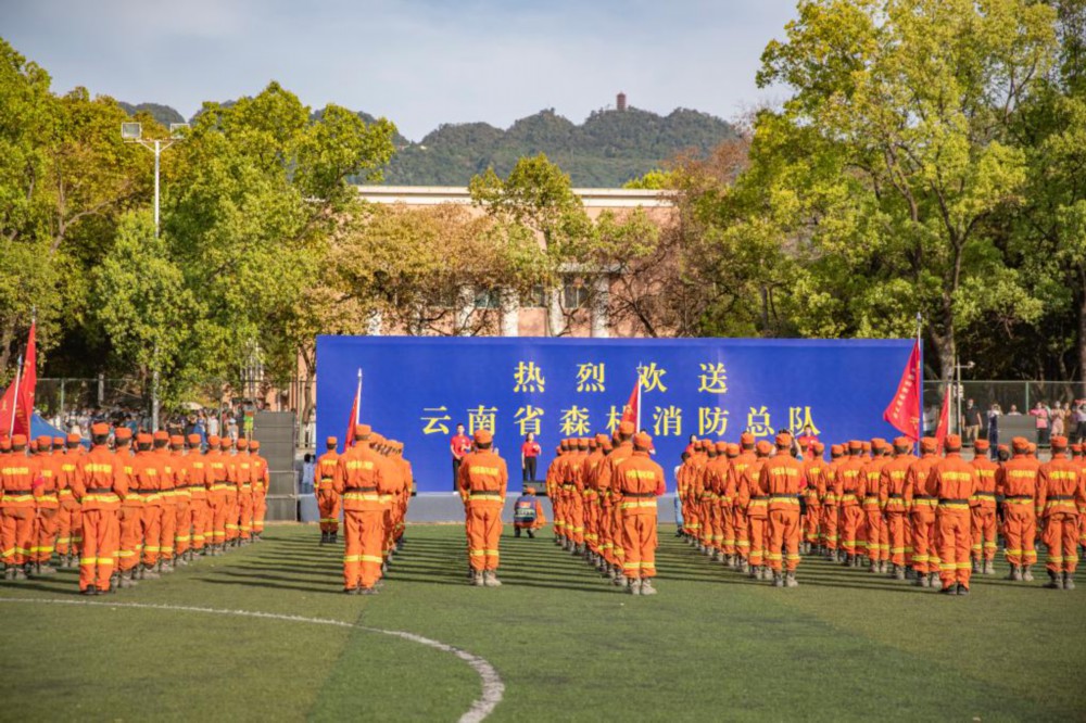 8月28日，在重庆市北碚区，云南省森林消防总队队员在撤离前集结。新华社记者黄伟 摄
