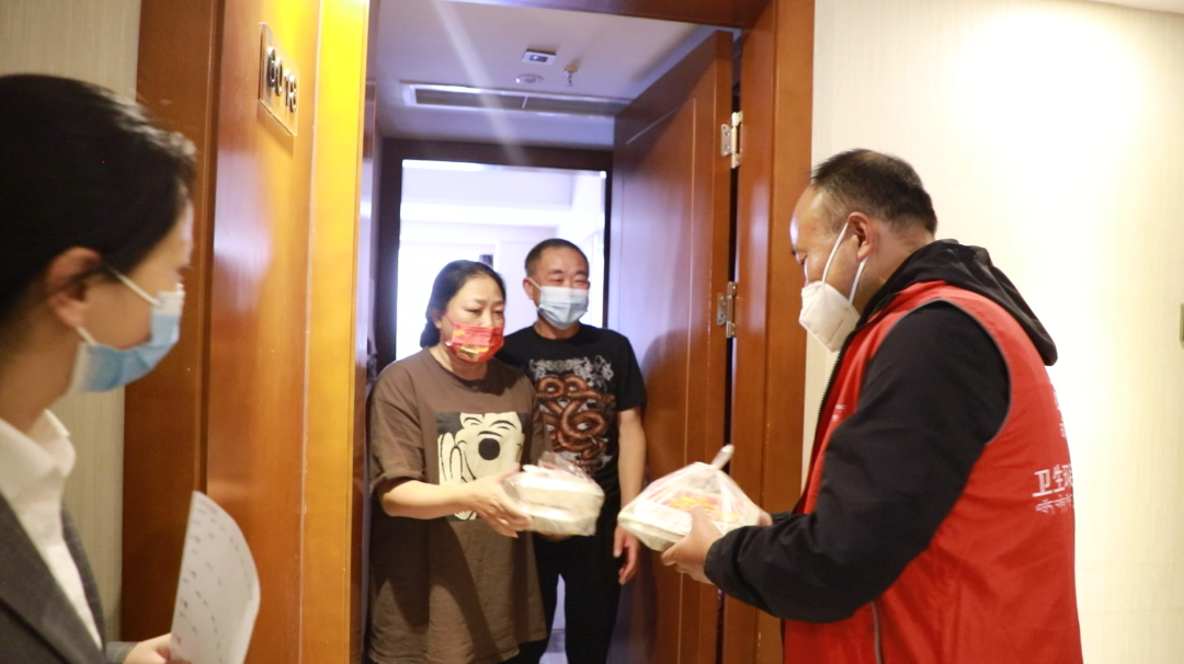 左贡县县委书记常红强为滞留游客送去暖心盒饭.