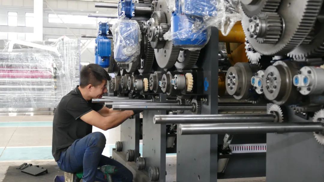 工人安装纸箱机械设备.东光县融媒体中心供图