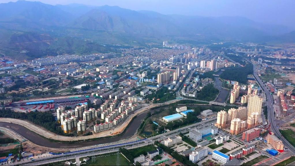 青海省西宁市湟源县城全景.(湟源县委宣传部供图,无人机照片)