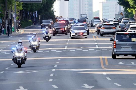 在警察的引导下开往龙山总统府的尹锡悦车队 图自韩媒