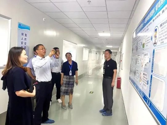 　　芜湖奇瑞科技有限公司总经理李中兵先生参观企业文化墙