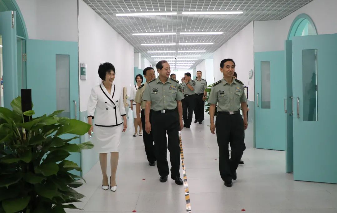 军事科学院幼儿园厢红旗园举行揭牌仪式