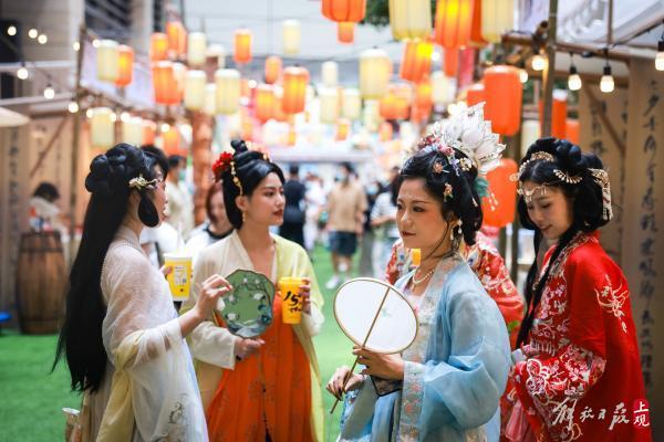 身穿汉服的游客欣赏花灯.