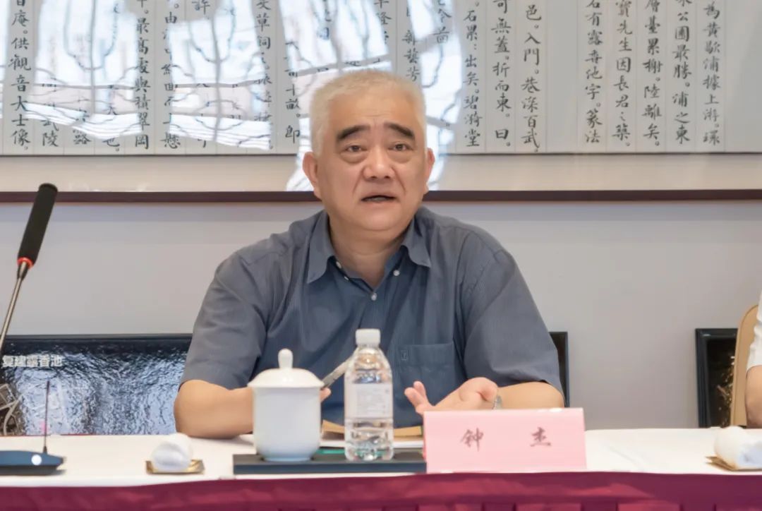 钟杰指出,上海城投控股作为一家以地产业务和投资业务为主的国有控股