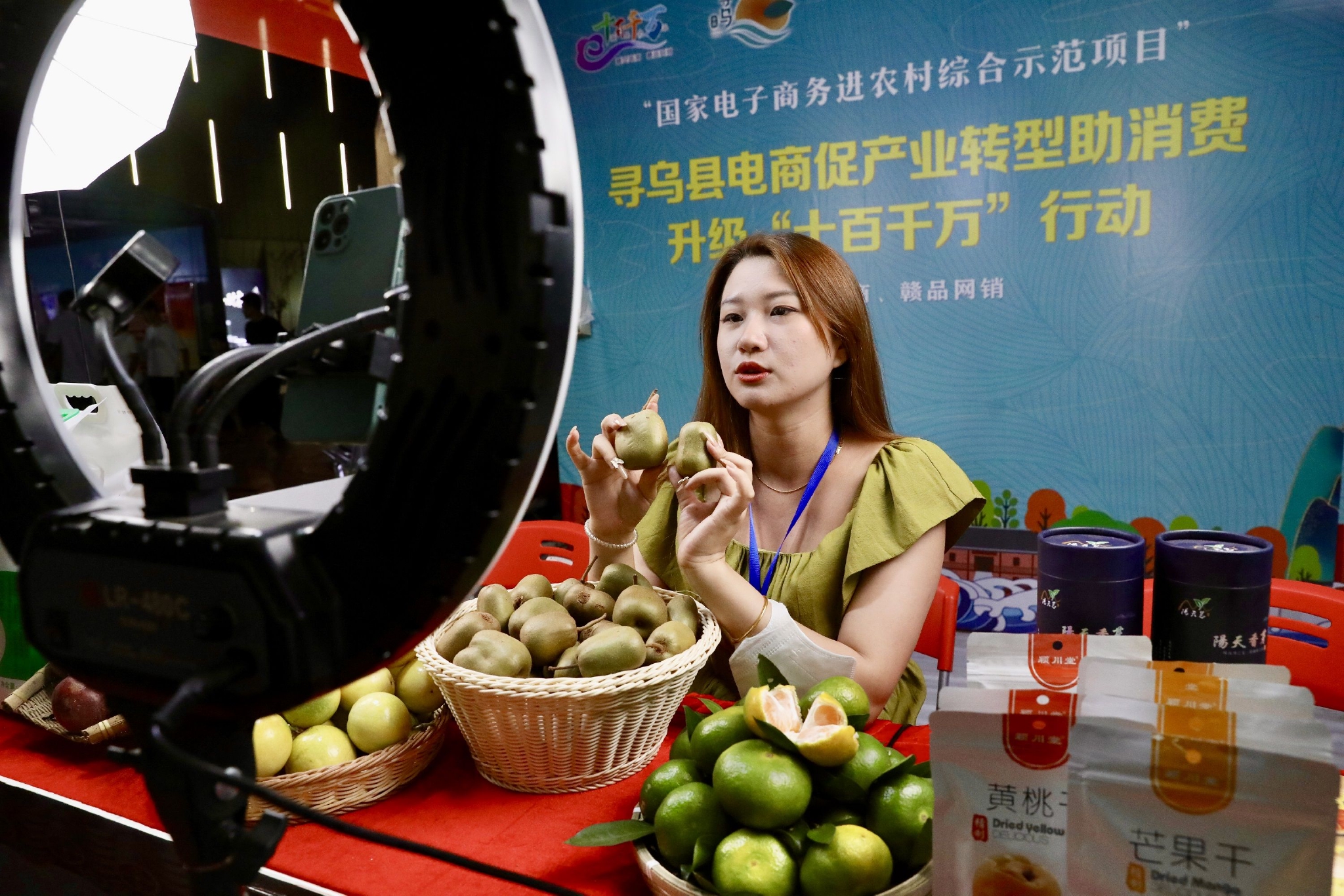 8月27日晚，在江西省寻乌县国际商贸城，一名主播直播在活动现场销售农特产品。中国日报记者 朱兴鑫 摄