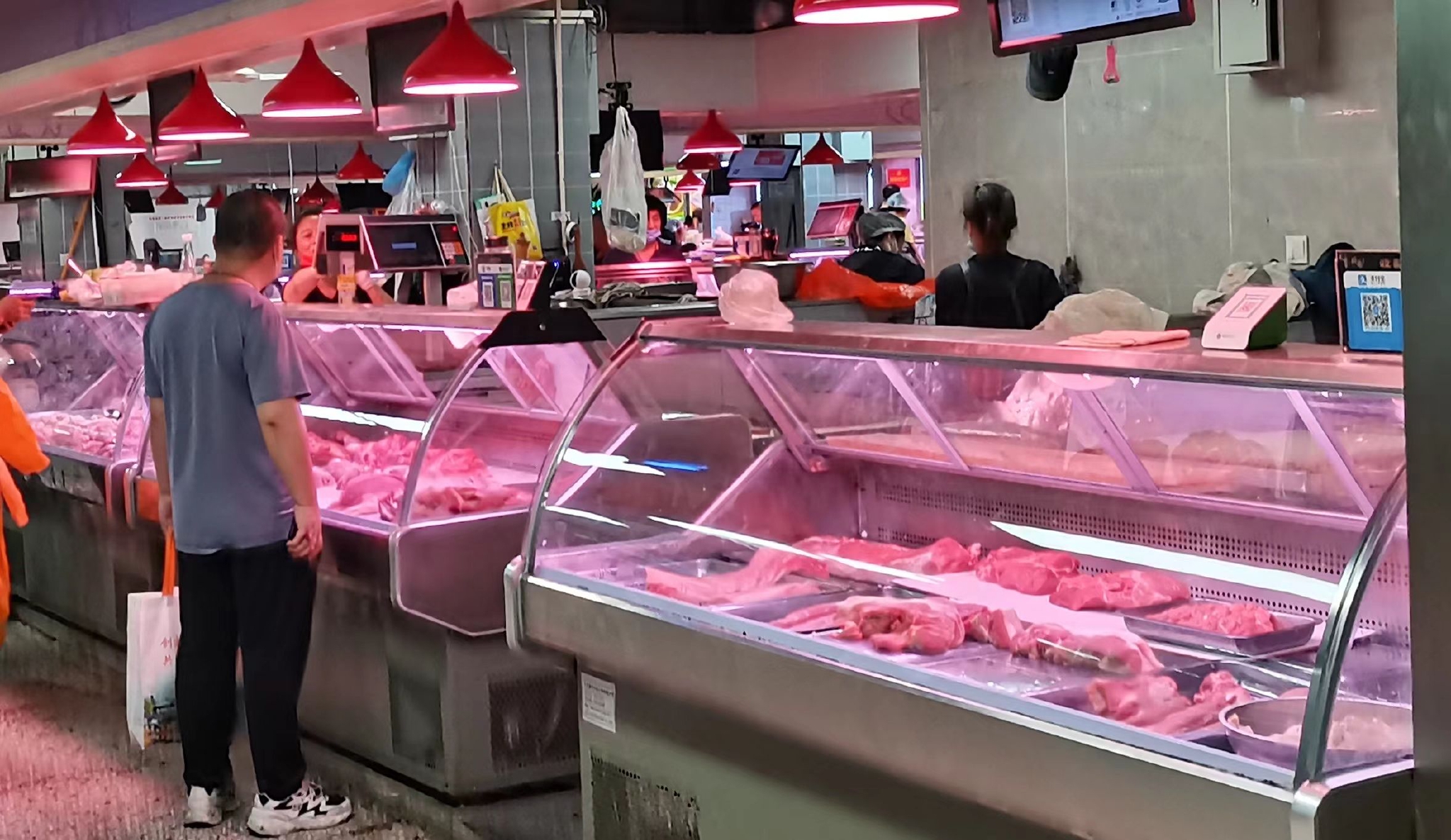 市民在菜场买猪肉. 南京日报/紫金山新闻记者 王国俊摄