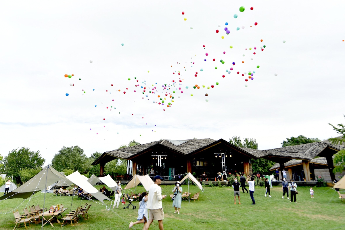 活动中,五彩缤纷的心愿气球在营地放飞.记者 唐建/摄
