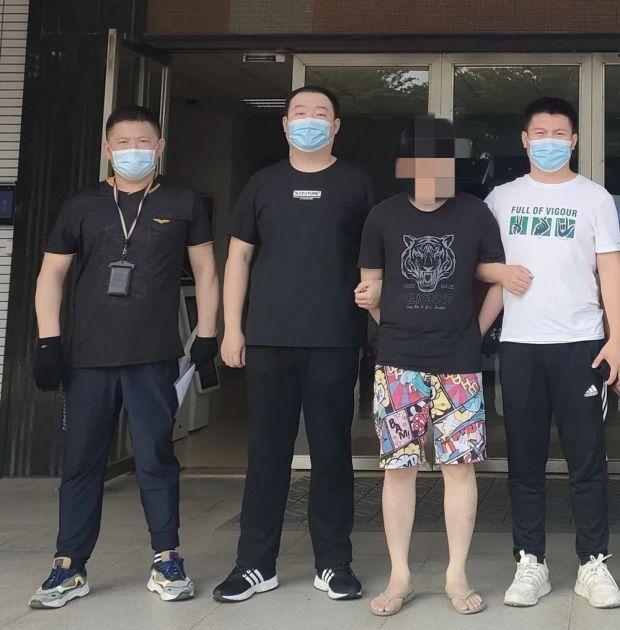 专案组民警在广东省将犯罪嫌疑人谢某(右二)抓获归案.(受访单位供图)