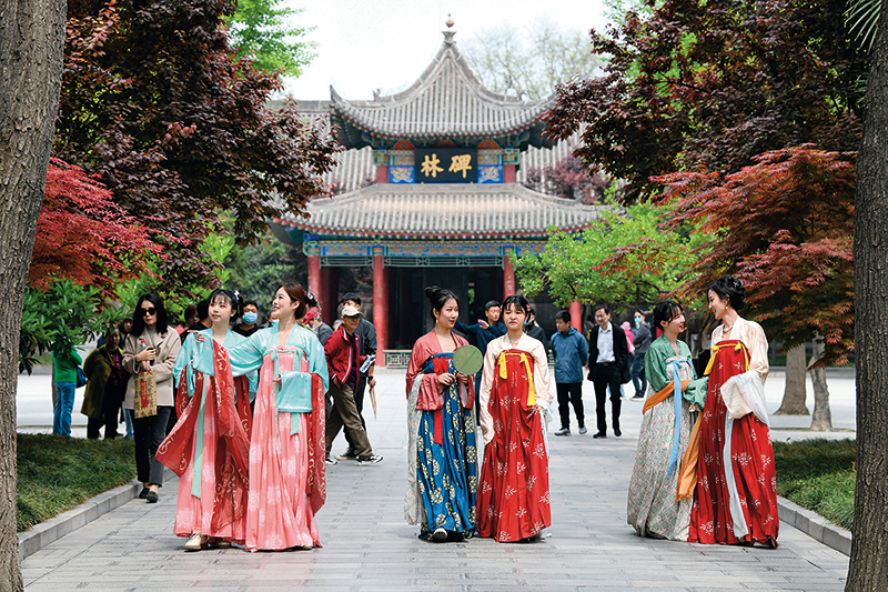 参加上巳节雅集活动的汉服爱好者在西安碑林博物馆参观(2021年4月14日