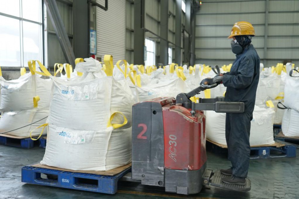 8月26日，在青海凯金新能源材料有限公司，工作人员转运产品。新华社记者解统强 摄