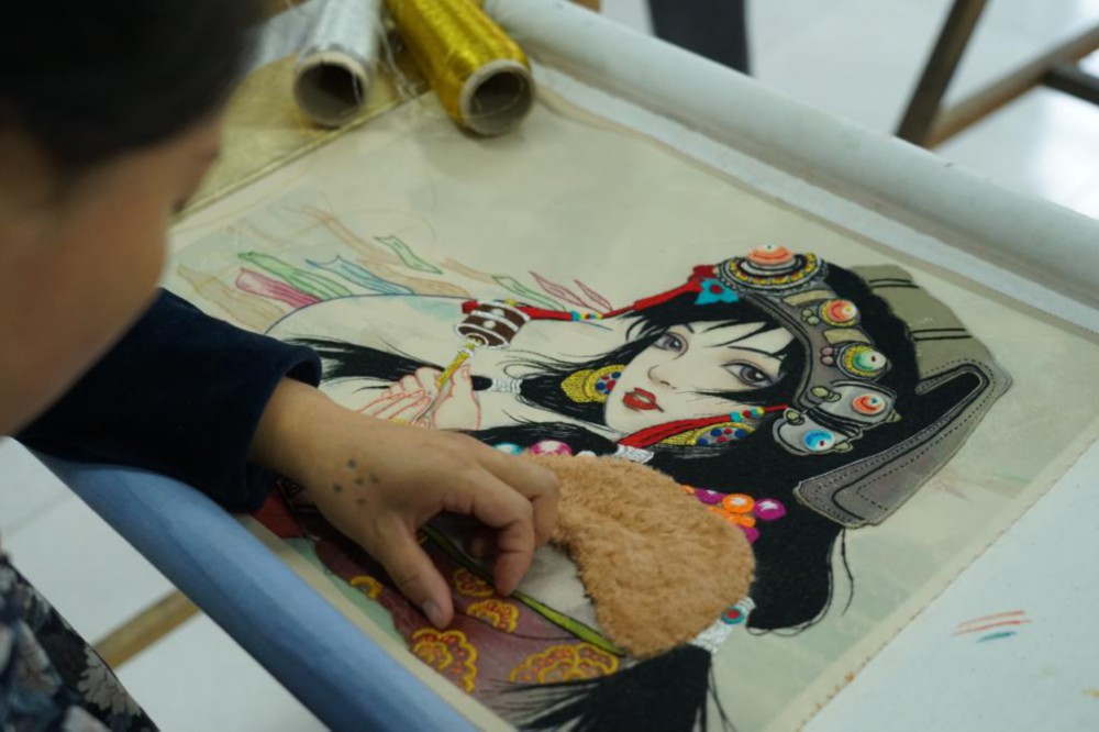8月26日，在湟源县丹噶尔皮绣研制开发有限公司，绣娘制作皮绣。新华社记者解统强 摄