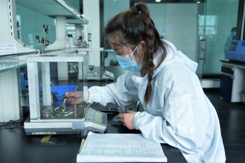 8月26日，在青海凯金新能源材料有限公司产品检测中心实验室，工作人员检测产品品质。新华社记者解统强 摄