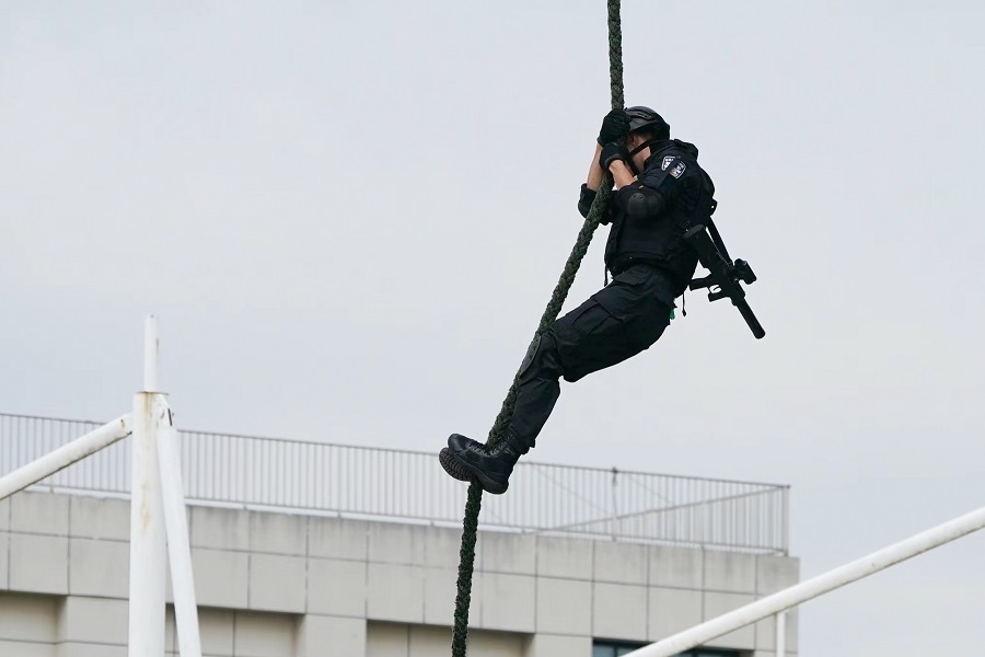 特警队员在进行游绳机降。（中国日报记者 高尔强 摄）