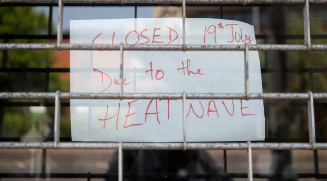 7月19日，英国多地当日气温高达43℃，商铺关门。
