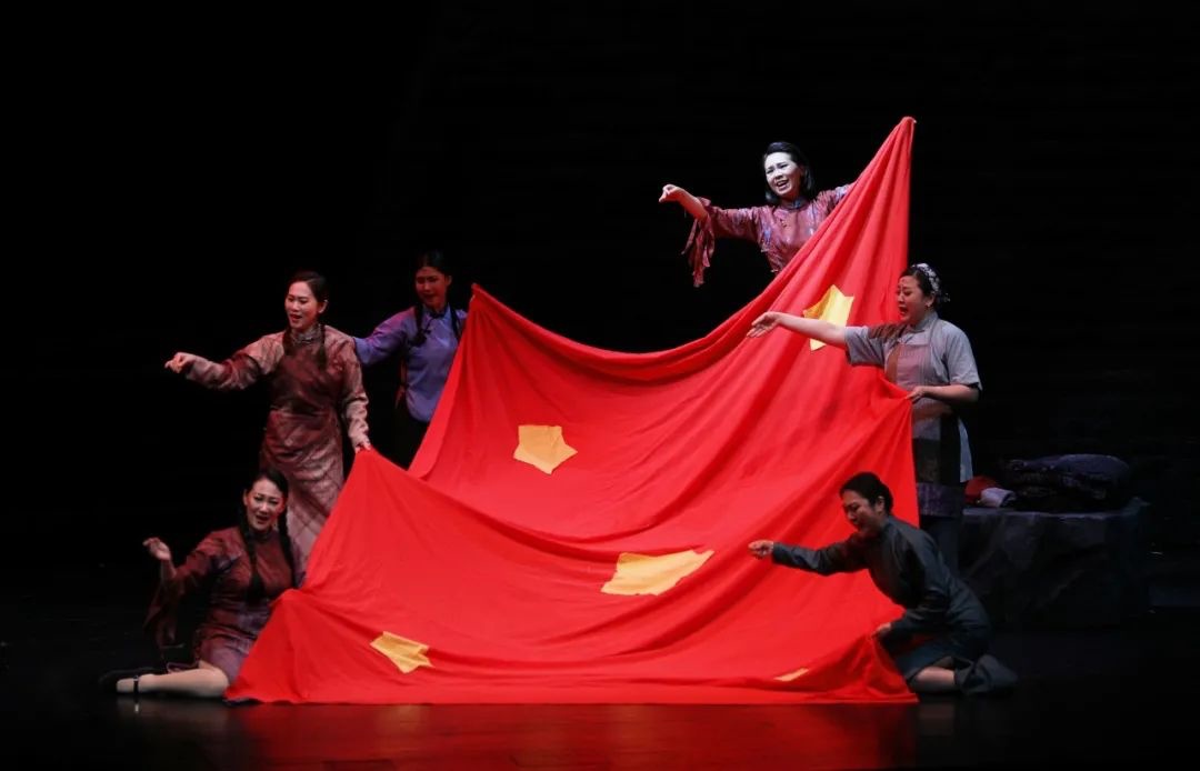 选自歌剧《江姐》 演唱:何晓楠绣红旗其中许多耳熟能详家喻户晓的经典