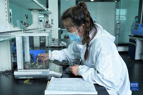 8月26日，在青海凯金新能源材料有限公司产品检测中心实验室，工作人员检测产品品质。新华社记者解统强 摄