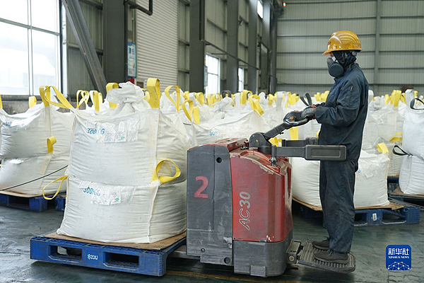8月26日，在青海凯金新能源材料有限公司，工作人员转运产品。新华社记者解统强 摄
