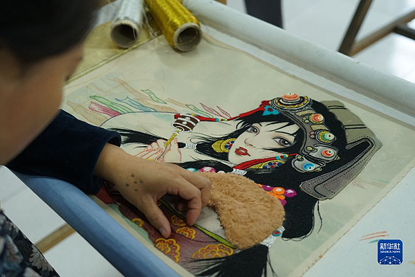 8月26日，在湟源县丹噶尔皮绣研制开发有限公司，绣娘制作皮绣。新华社记者解统强 摄