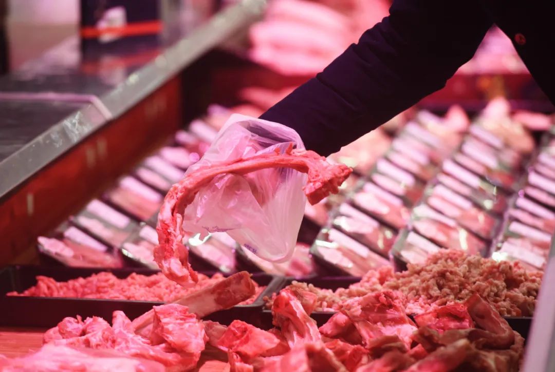 市民在杭州一家超市选购猪肉.龙巍摄(中经视觉)