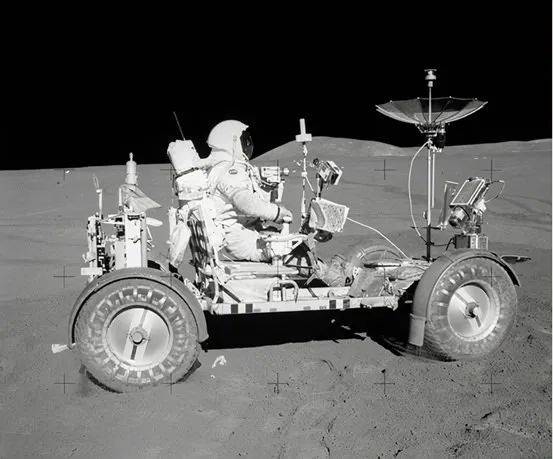 图2 宇航员在月球上“飙车”