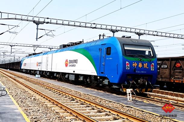 图为神12机车1 1万吨重载列车驶出装车站