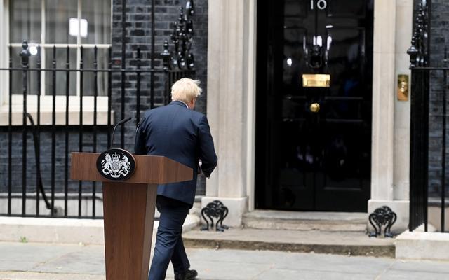 ▲7月7日，英国首相约翰逊在伦敦唐宁街10号门前。图/新华社