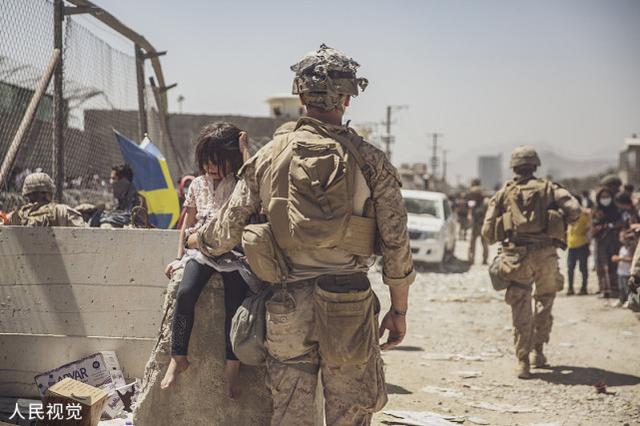 纪录片披露:美军曾阻止4辆大巴撤离阿富汗,里面载有美国人|美军_新浪