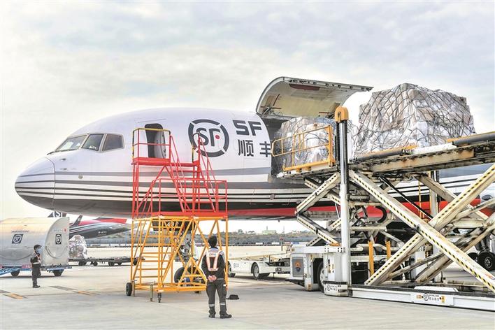 图为顺丰货运飞机正在深圳宝安国际机场现场作业.