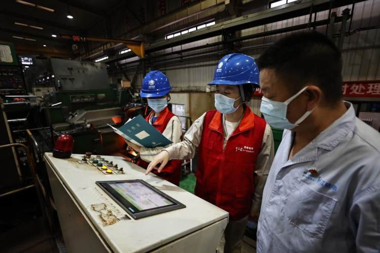 国网重庆市电力公司员工走进长江轴承厂,助力企业复工复产.