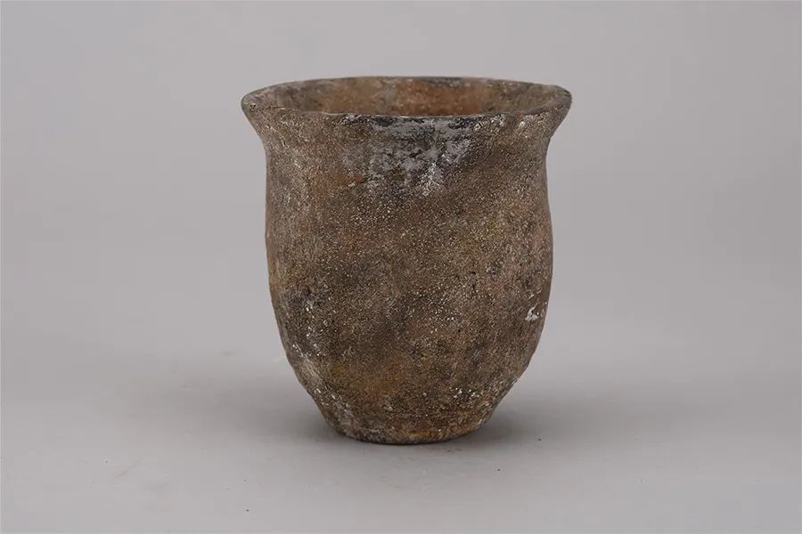 老关庙遗址发掘出的新石器时代红陶夹砂陶罐(夔州博物馆供图)