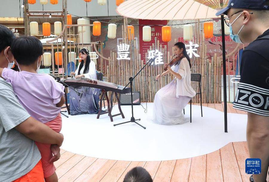 8月28日，游客在欣赏乐器演奏。