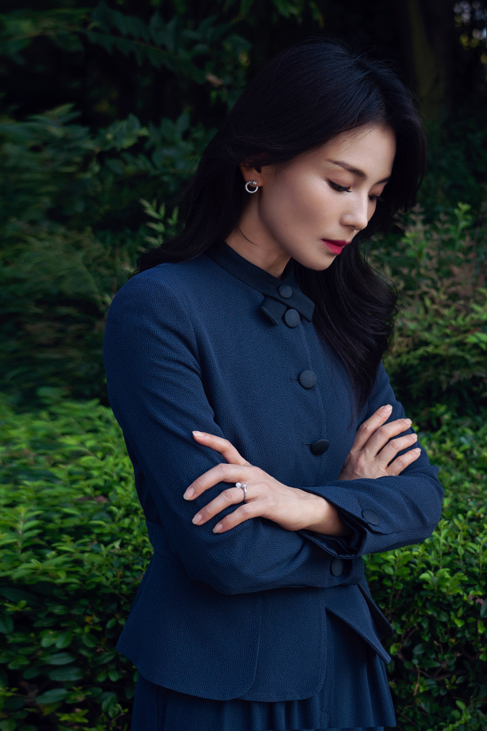 刘涛拍摄静谧深海蓝造型写真 示范秋日通勤穿搭_高清图集_新浪网