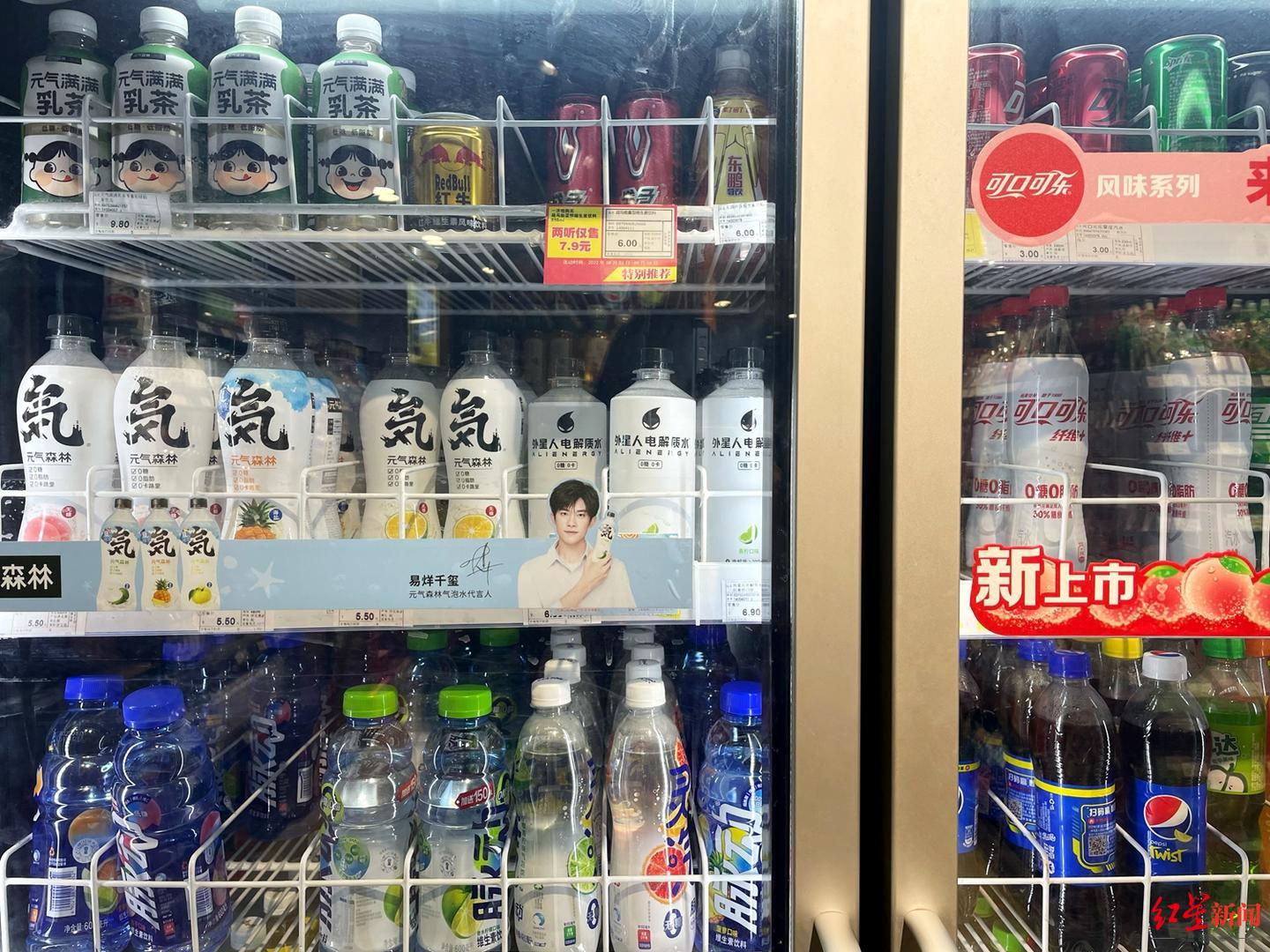 超市冰柜中，多款0糖饮料的位置显著