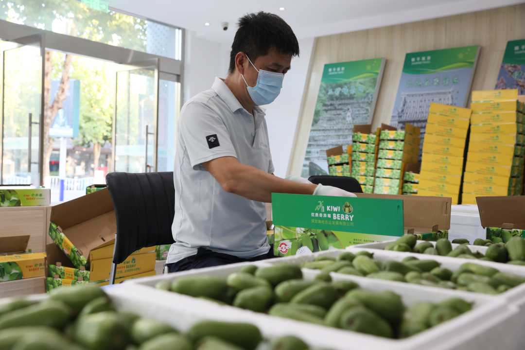 在顺平县电子商务公共服务中心,工作人员正在装箱。