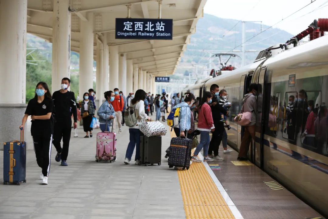 8月31日,旅客在寶蘭高鐵定西北站站臺乘車出行.新華社發(王克賢 攝)