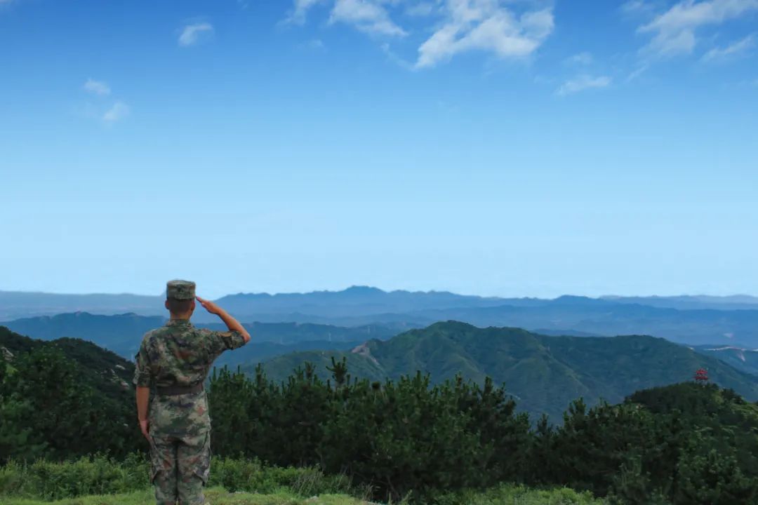 爱的军装如今饱受历练,淬火成钢带着满腔热血步入军营多年前军旅一程